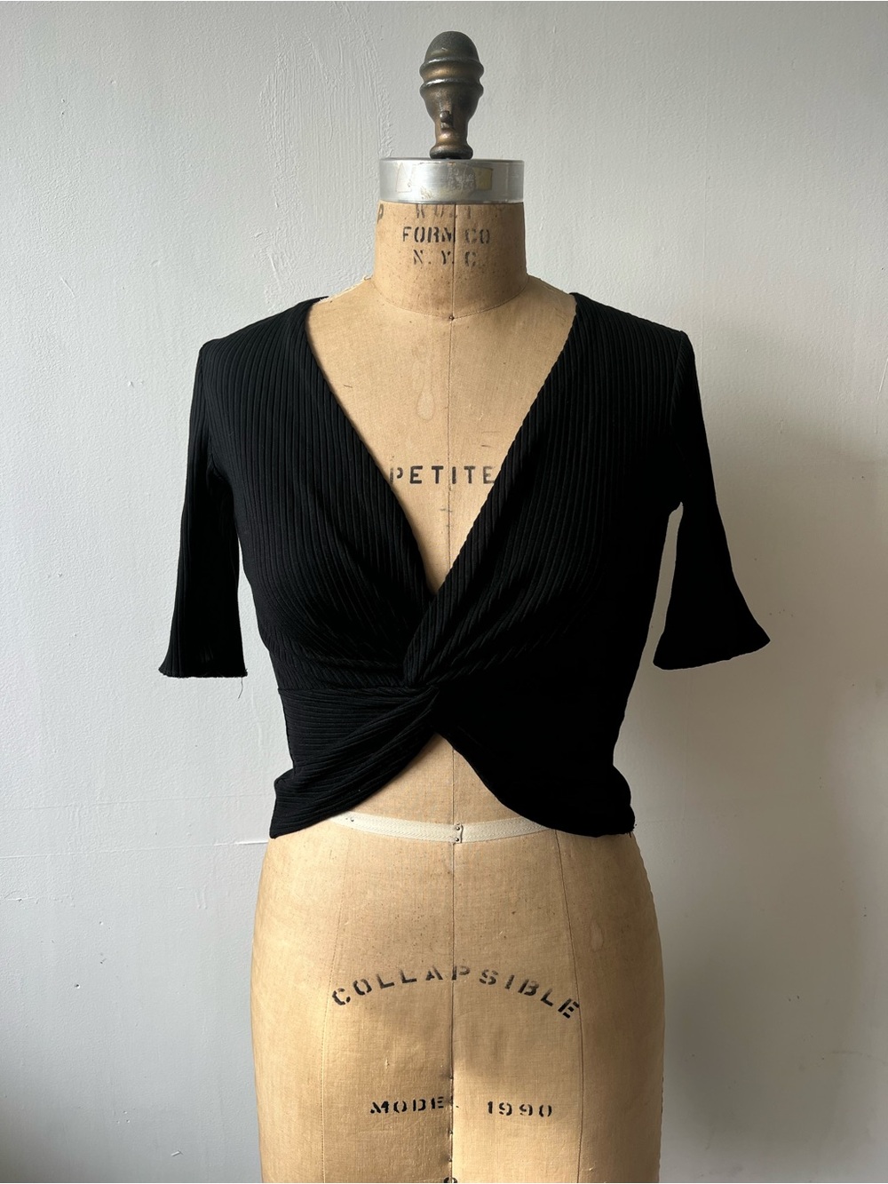 Club Monaco Black Ribbed Twist Front V-Neck Crop Top Elbow Sleeve Small